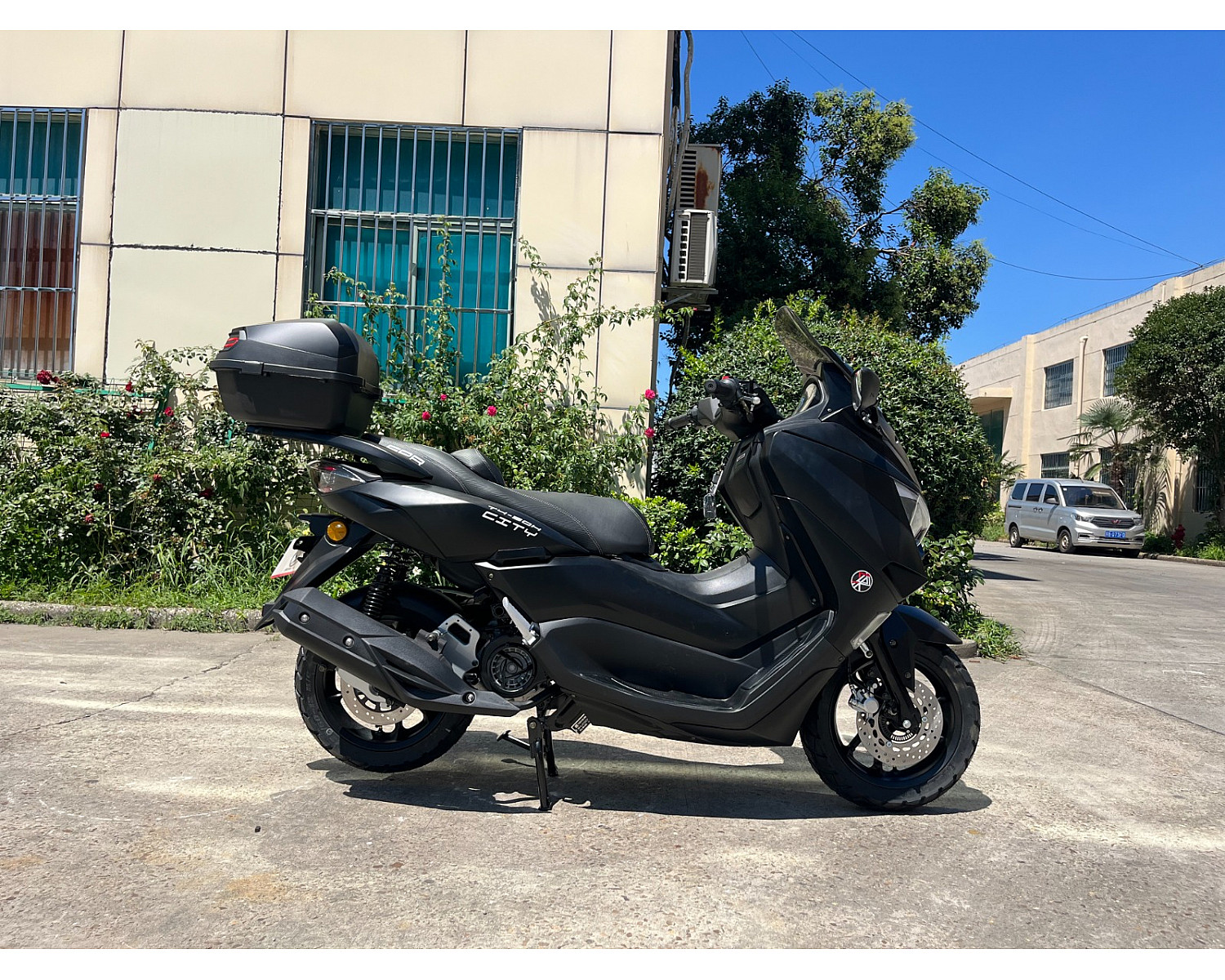 Скутер SPRMOTORS CITY MAX чёрный T4-50H (с кофром)