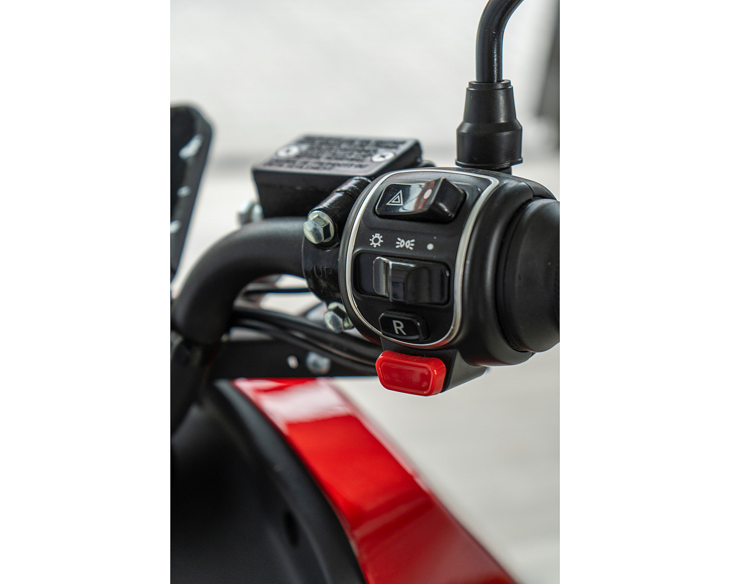 Электроскутер SPRMOTORS Cube-2 красный E-H1